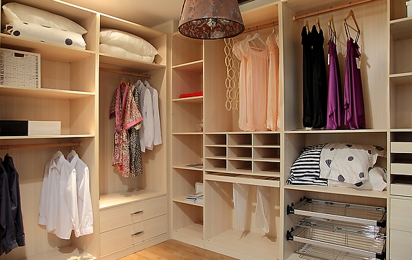 利(li)用純(chun)堿去(qu)除衣(yi)櫥的(de)臭味(wei)