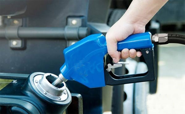 車用尿(niao)素加注時(shi)需防雜質(zhi)防溢出