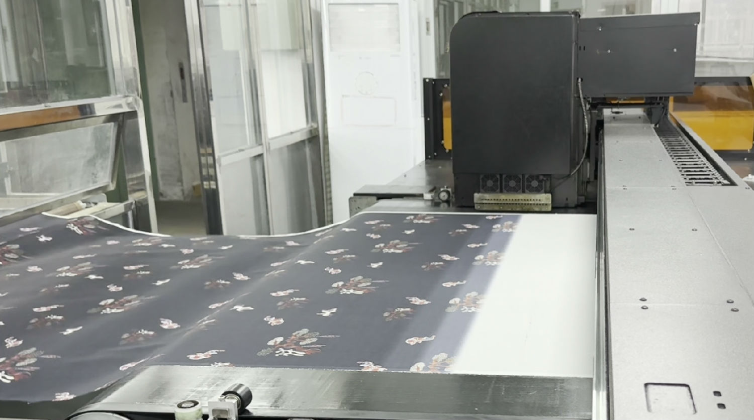 數碼(ma)印花機(ji)有一路(lu)不出墨(mo)怎麽解(jie)決?