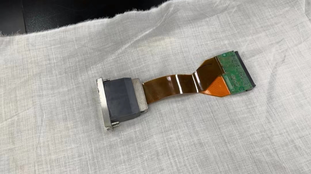 數碼(ma)印花機墨(mo)水幹在噴(pen)頭上如何(he)清洗?